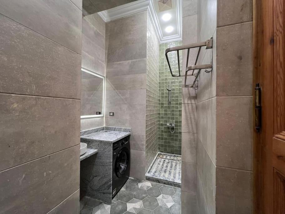 2br In Downtown, No Electricity Cut *